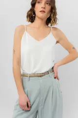 Musculosa lila de breteles finos con escote en V en el frente y espalda en U, confeccionada en tejido fluido con leve textura satinada.