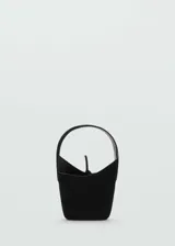 Bolso tipo bucket pequeño, color negro, con asa corta integrada y cierre de lazo ajustable.