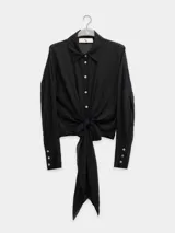 Camisa negra de algodón con botones nacarados, manga larga y lazo en la cintura.