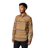 Camisa de franela a cuadros color marrón con rayas horizontales en tonos marrón y negro. Tiene cuello clásico, cierre frontal con botones, dos bolsillos con solapa abotonada en el pecho y mangas largas con puños abotonados.