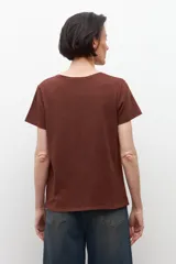 Remera blanca de manga corta y escote redondo, de corte recto y ajuste estándar.