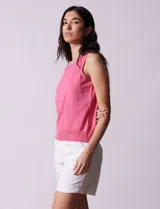 Musculosa tejida color fucsia de hilado fino, con cuello redondo y sisas amplias.