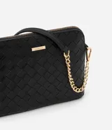 Cartera transversal pequeña color marrón con efecto tressê, cierre de cremallera y correa de cadena larga.