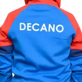Campera con capucha y cierre frontal, color azul con mangas y capucha en color rojo. Presenta detalles en azul marino en los puños y cintura. Incluye el escudo del Club Nacional de Football y un logo estilizado en el pecho.