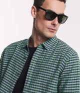 Camisa regular masculina confeccionada en lino, con cuello inglés, mangas largas, abotonado delantero y estampa de cuadros.