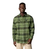 Camisa de franela Columbia para hombre, a cuadros en tonos negro, gris, beige y blanco. Confeccionada en algodón con elastano para mayor comodidad y flexibilidad. Cuenta con cuello abotonado, cierre frontal con botones, dos bolsillos en el pecho con cierre de botón y puños abotonados.