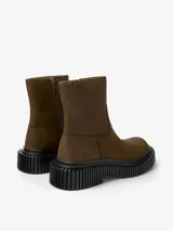 Bota de media caña color marrón, confeccionada en nobuk, con plantilla OrthoLite reciclada y suela XL EXTRALIGHT de EVA. Tiene un tacón de 3,3 cm y forro interior de piel vacuna con acabado de ante.