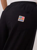 Pantalón fucsia de corte palazzo, con cintura elastizada.