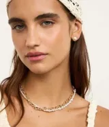 Conjunto de collar de perla con cadena de eslabones y caravana caracol con baño oro light. Incluye un collar de perlas, una cadena de eslabones y un par de caravanas de caracoles.