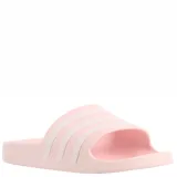 Sandalia Adidas Adilette color rosa con tres tiras blancas horizontales.