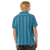 Camisa de manga corta azul con estampado de rayas verticales y motivos geométricos.