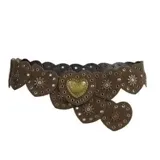 Cinturón marrón con corazones y tachas doradas.