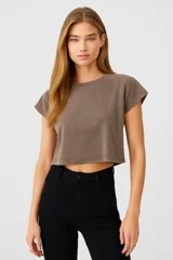Remera cropped color marrón con cuello redondo y mangas cortas.