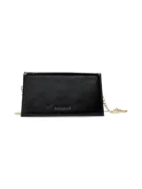 Cartera de mano rígida color negro charol con cadena dorada removible.