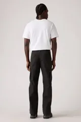 Pantalón largo de gabardina color negro, corte holgado, con bolsillos laterales tipo cargo y bolsillos traseros con solapa.