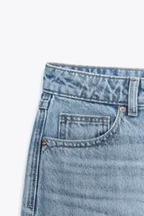 Pantalón de jean gris de corte recto, tiro alto y largo hasta el tobillo.