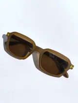 Lentes de sol color marrón con armazón rectangular y lentes polarizadas.