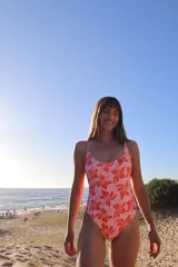 Traje de baño enterizo negro, con escote redondo y espalda baja.