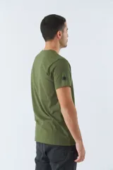 Remera azul marino de algodón con cuello redondo y mangas cortas. Estampado frontal con la frase "Find Your Way" en letras blancas y amarillas.