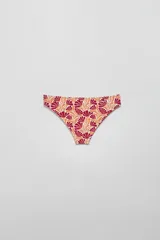 Bombacha de bikini con estampado de flores rojas y naranjas sobre fondo blanco.
