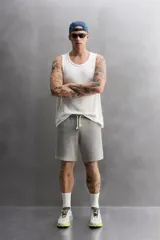 Musculosa negra de algodón, corte recto, cuello redondo y sisa amplia.