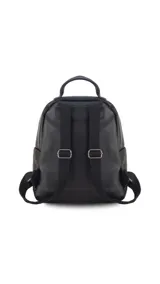 Mochila color caramelo de símil cuero, con dos bolsillos frontales con cierre y bolsillos laterales abiertos. Interior forrado con dos bolsillos con cierre y uno abierto. Tiene asa de mano y correas regulables.