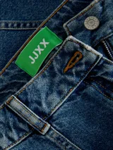 Minifalda cargo de denim con lavado stonewash, tiro medio, cierre de cremallera y bolsillos cargo laterales. Confeccionada en tejido de sarga con mezcla de algodón, poliéster, viscosa y elastano.