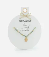 Collar corto con cuentas verdes y doradas, y dije de Mano de Fátima dorada.