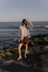 Sandalias tipo mule de cuero color marrón chocolate, con diseño de tiras anchas cruzadas y suela plana.