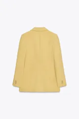 Blazer amarillo mostaza de cuello solapa y manga larga. Cierre frontal cruzado con botones forrados y bolsillos con solapa en delantero.