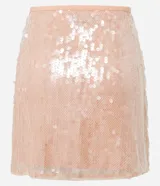 Minifalda de lentejuelas espejadas color rosa pálido, de tiro alto y corte ajustado.