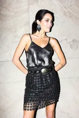 Minifalda negra con detalle calado y lurex, con elástico en la cintura.