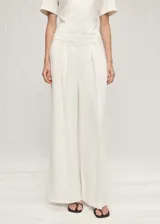 Pantalón de vestir blanco de tiro bajo, corte recto y diseño largo.