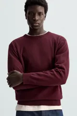 Jersey de hombre regular fit, color negro, tejido en hilatura de lana cashmere. Cuello redondo y manga larga con terminaciones en rib.
