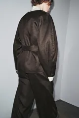 Kimono marrón con cuello redondo, manga larga y cinturón ajustable con lazadas. Confeccionado en hilatura de algodón y forro interior.