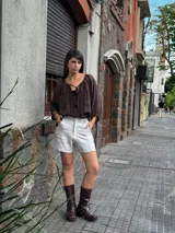 Short de lino color beige, de calce perfecto y con detalles de pespuntes en contraste.