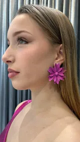 Par de caravanas con forma de flor color fucsia.