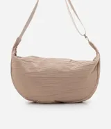 Bolso hobo color beige con textura plisada, correa transversal ajustable y cierre de cremallera.
