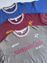 Remera azul con estampado frontal con el texto "Saintpain Club" en blanco y una estrella roja.