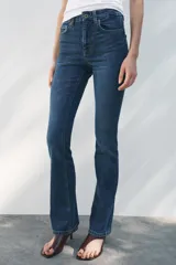 Jeans de tiro medio con cintura con trabillas, cinco bolsillos y corte bootcut.