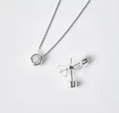 Conjunto de collar y caravanas en plata 925 con circonias. El collar tiene una cadena de 45cm y un dije de 5mm de diámetro.