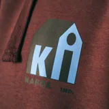 Canguro marrón con capucha, bolsillo delantero tipo canguro y logo estampado en el pecho.