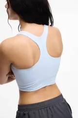 Top deportivo color rosa, con espalda nadadora, copas removibles y largo a la cintura.