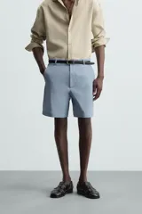 Bermuda de hombre color celeste claro, de corte regular fit, con textura arrugada y bolsillos frontales y traseros de plastrón.