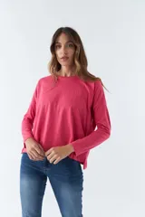 Remera de manga larga color lila, con escote redondo y corte regular.