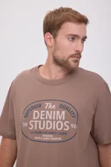 Camiseta marrón de manga corta y cuello redondo con estampado frontal con texto en color azul.