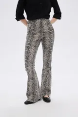 Pantalón jean con estampado animal print, corte flare y tiro alto.