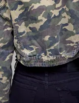 Campera de jean estampada con animal print de leopardo en tonos beige y gris, marca Hidden. Tiene cuello solapa, abertura frontal con botones metálicos, bolsillos delanteros y ruedo elastizado en la espalda.