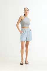 Musculosa corta de punto acanalado color celeste, con cuello redondo y sisas anchas.