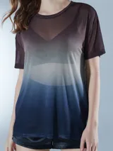 Remera de manga corta con cuello redondo, confeccionada en tejido de malla transparente con efecto degradado que va del marrón oscuro al azul profundo.